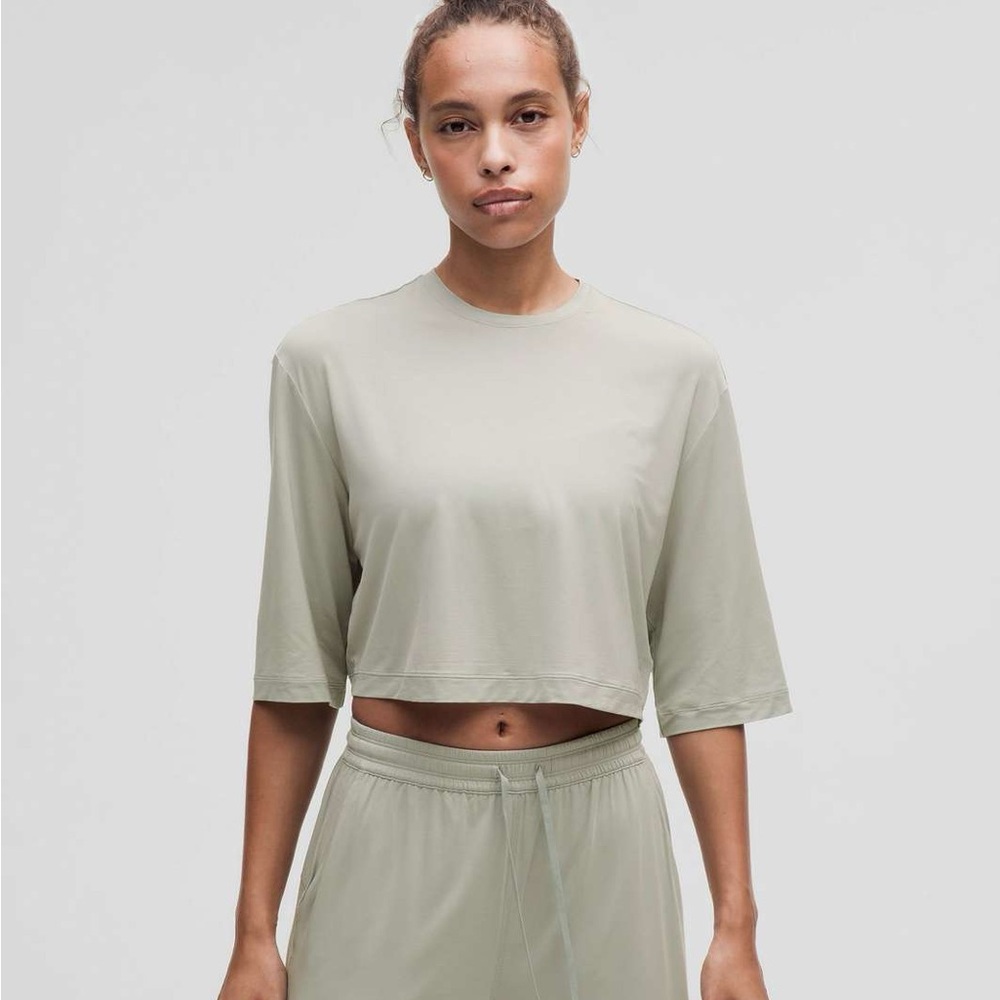 Lululemon Athletica 6 Modal Relaxed-Fit Cropped Short-Sleeve Shirt